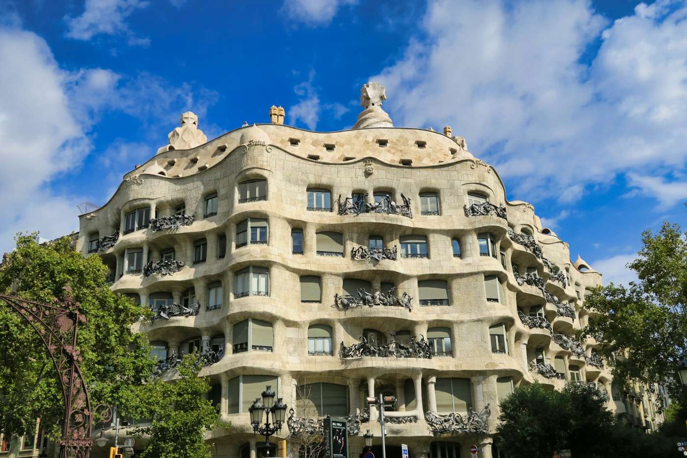 Die geschwungene Fassade der Casa Milà, La Pedrera