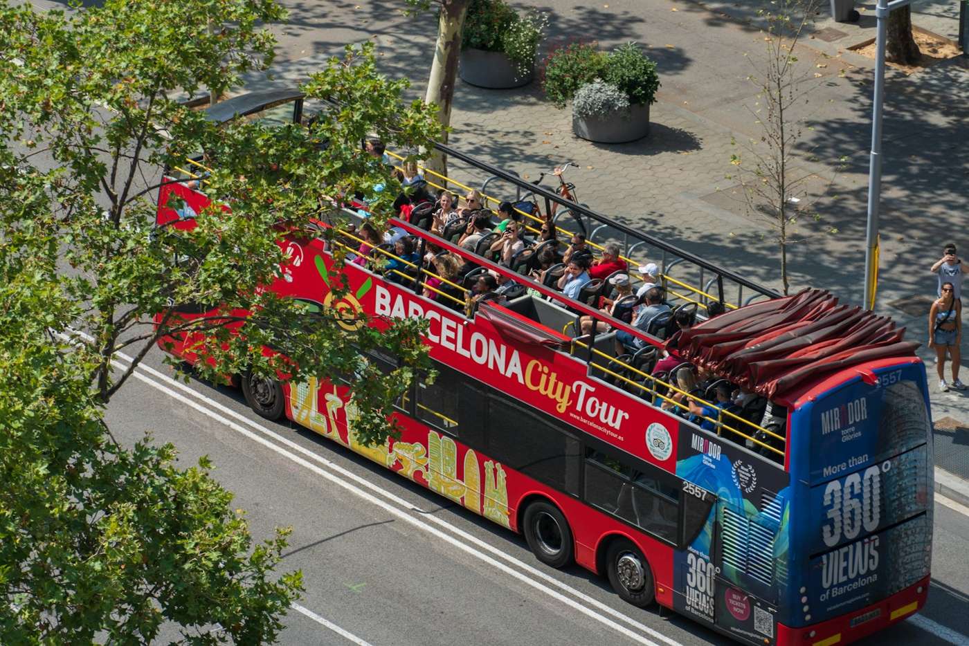Ein roter Doppeldeckerbus der Stadtrundfahrt in Barcelona