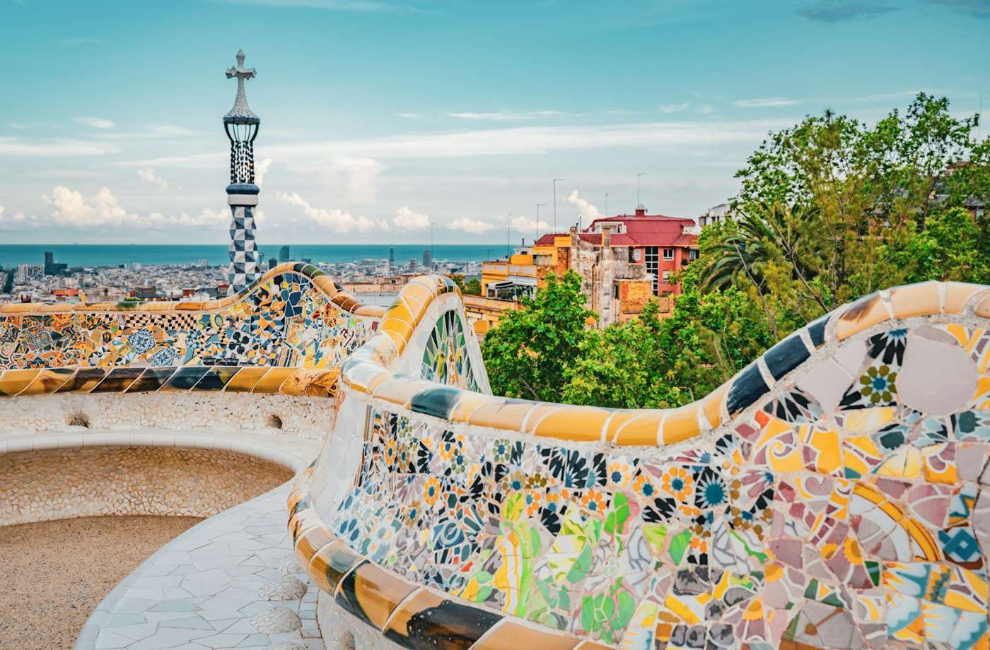 Die Mosaikbank im Park Güell mit Blick über Barcelona