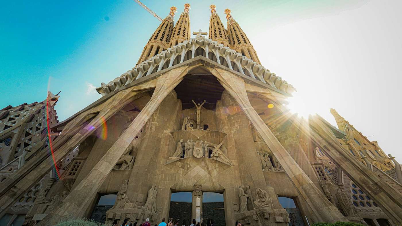 Die Fassade der Sagrada Família im Gegenlicht