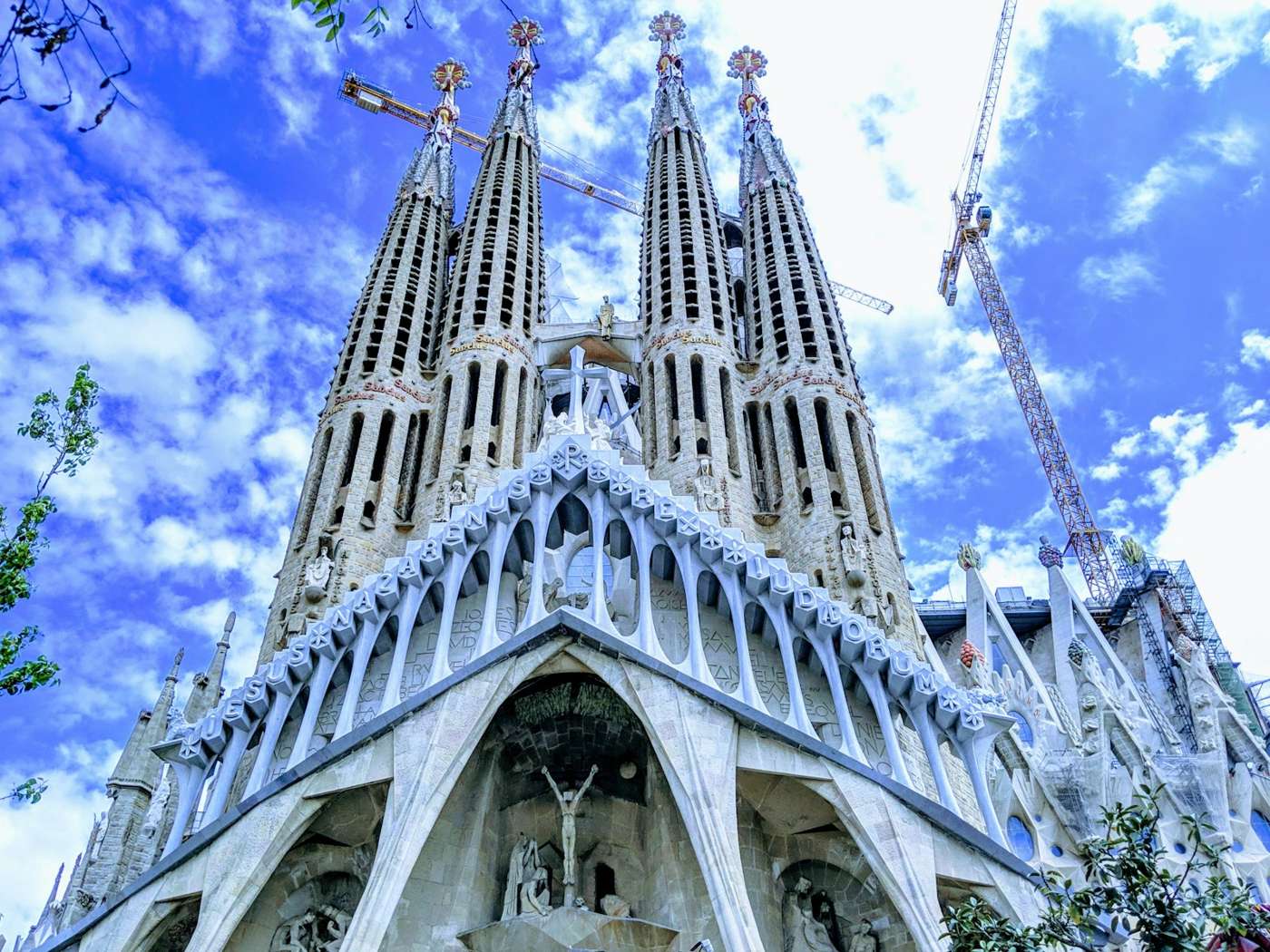 Die Türme der Sagrada Família vor blauem Himmel